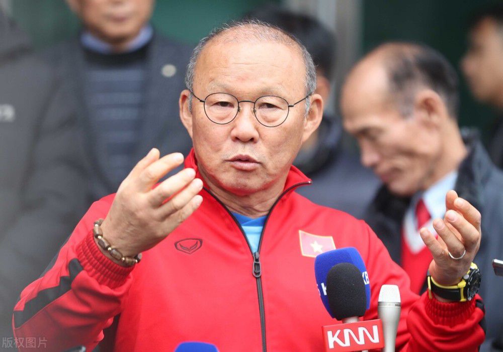 尽管格列兹曼和马德里竞技的合同中有一项解约条款，但事实上球员的注意力只在马竞身上，他热爱这家俱乐部。